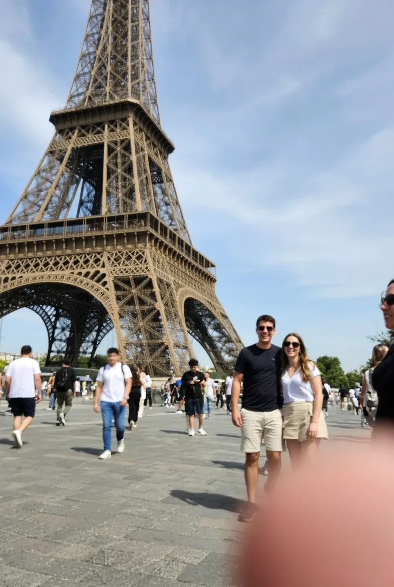 Foto tomada por un desconocido frente a la Torre Eiffel: encuadre chueco, la torre cortada y un dedo tapando la esquina.